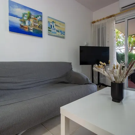 Large Veranda 2br Walk To *