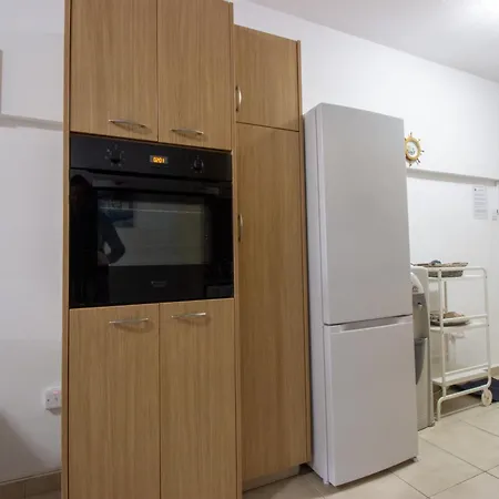 Large Veranda 2br Walk To Παραλίμνι