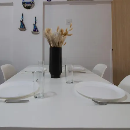 Large Veranda 2br Walk To