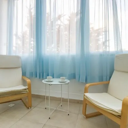 Large Veranda 2br Walk To Holiday home *