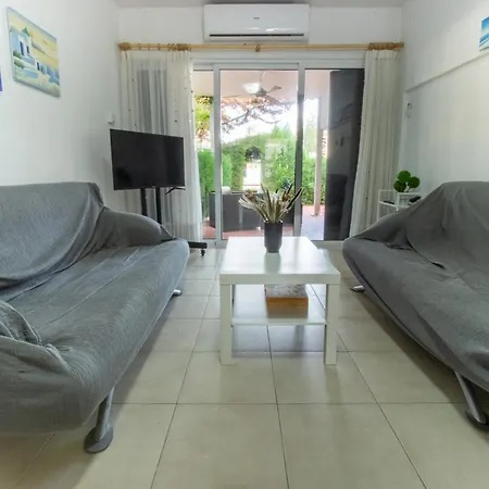 Large Veranda 2br Walk To Holiday home *