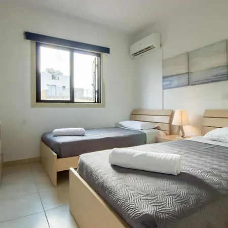 Large Veranda 2br Walk To