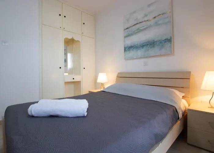 Large Veranda 2br Walk To 펜션