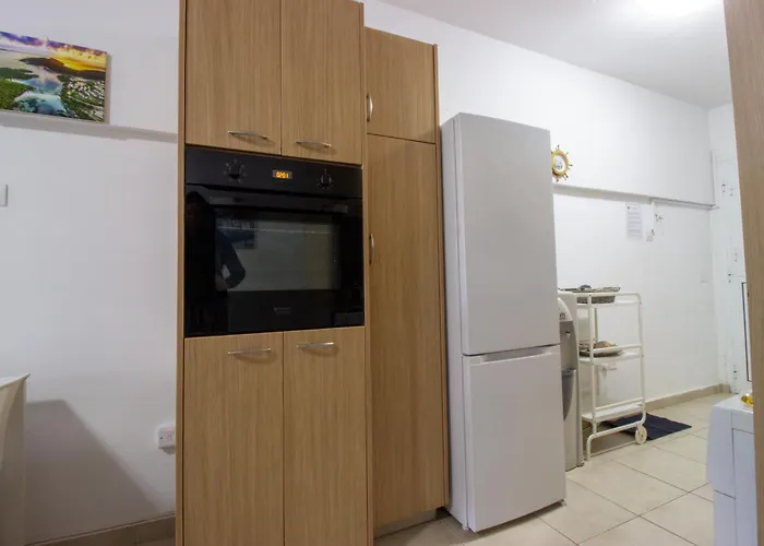 Large Veranda 2br Walk To 파라림니