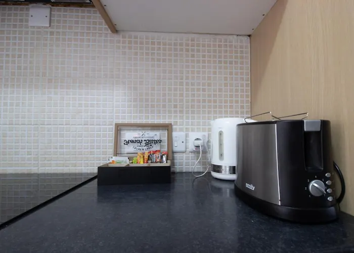 Large Veranda 2br Walk To