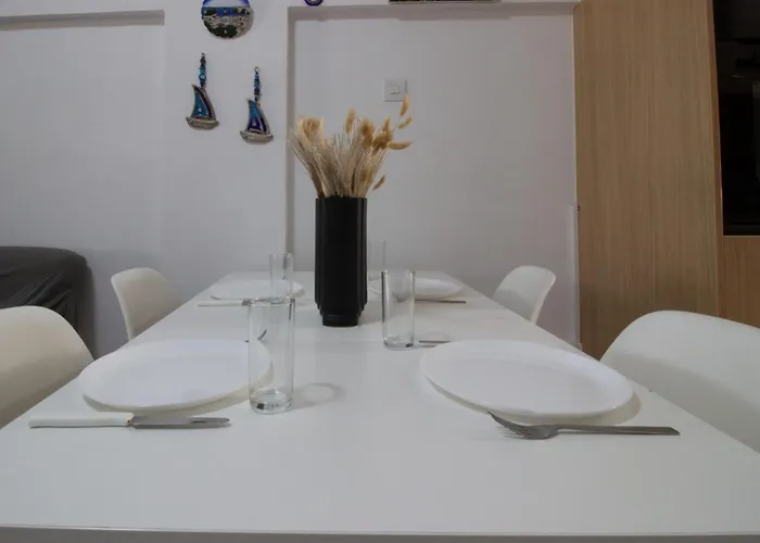 Large Veranda 2br Walk To