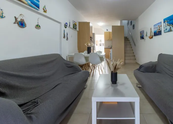 Large Veranda 2br Walk To * 파라림니