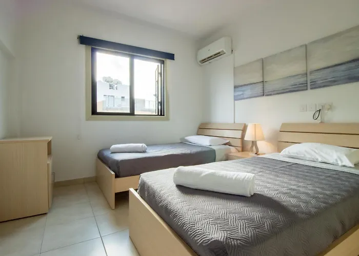 Large Veranda 2br Walk To